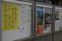 Informationstafeln auf dem Bahnsteig